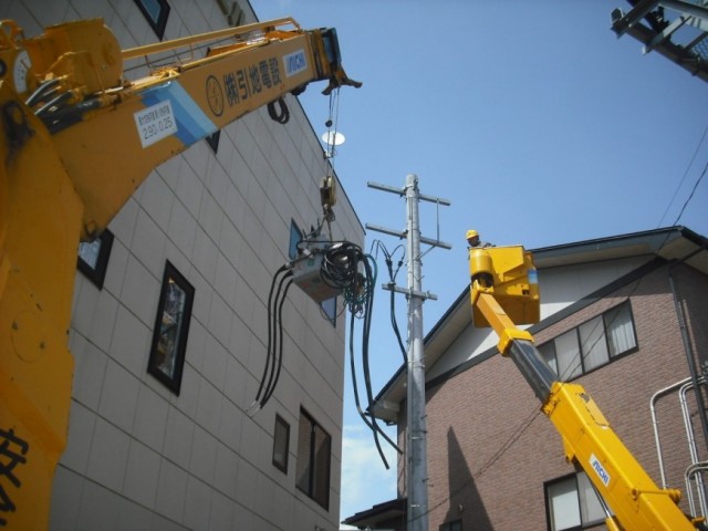 高所作業車を使っての装柱作業